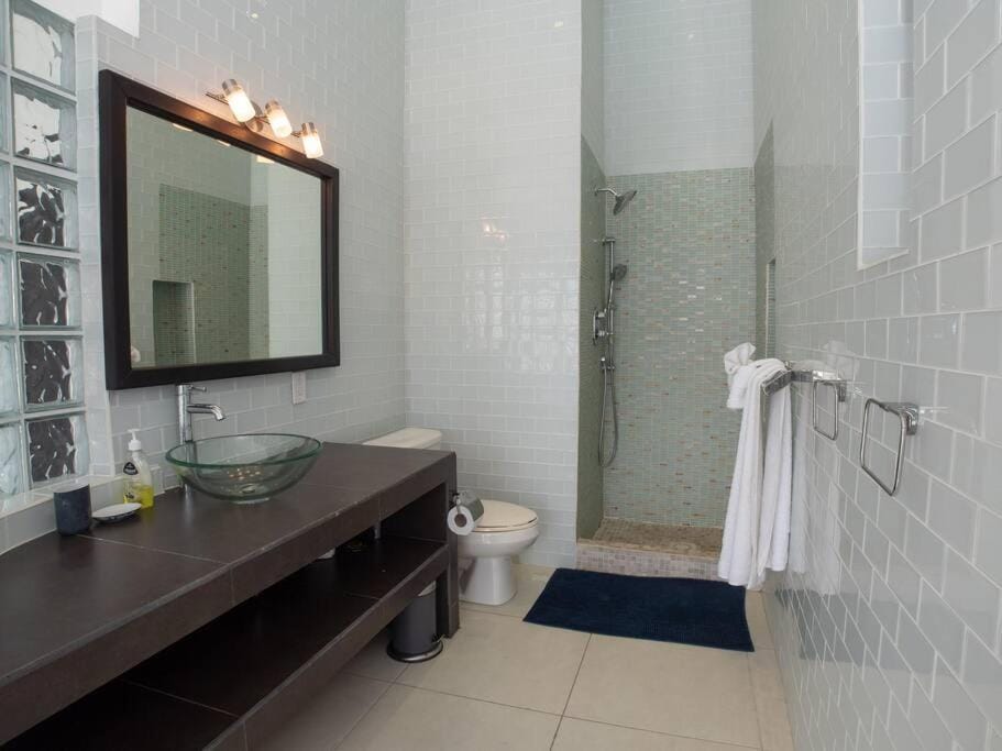 Crystal Waters - Modern Waterfront Villa - King Sized Bed - 235E Villa in Saint Mary, Antigua and Barbuda