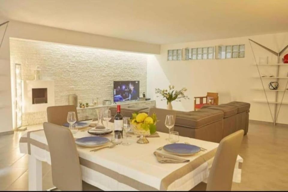 TV and multimedia, Living room, Seating area, Dining area
