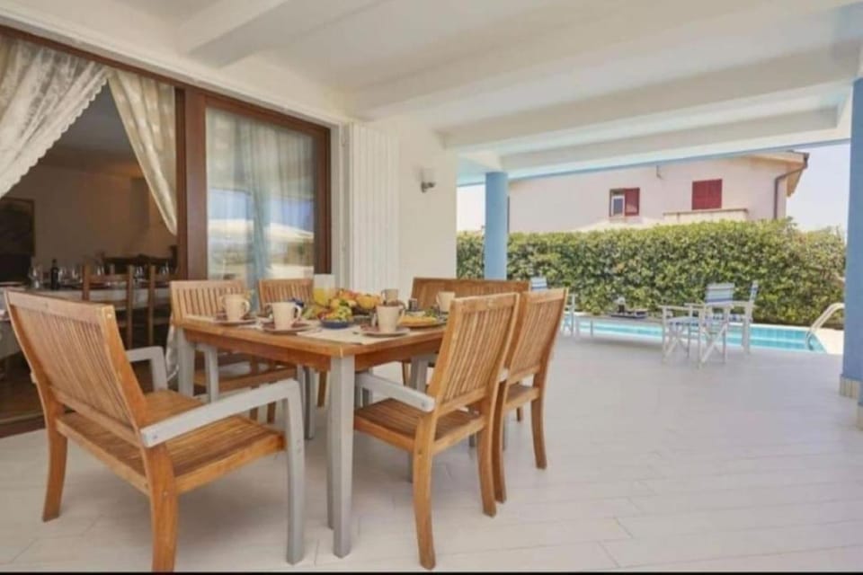 Dining area, Pool view