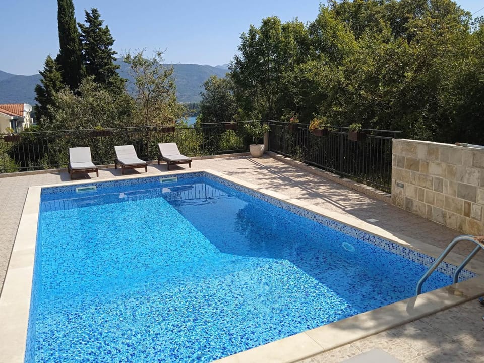 Swimming pool, sunbed
