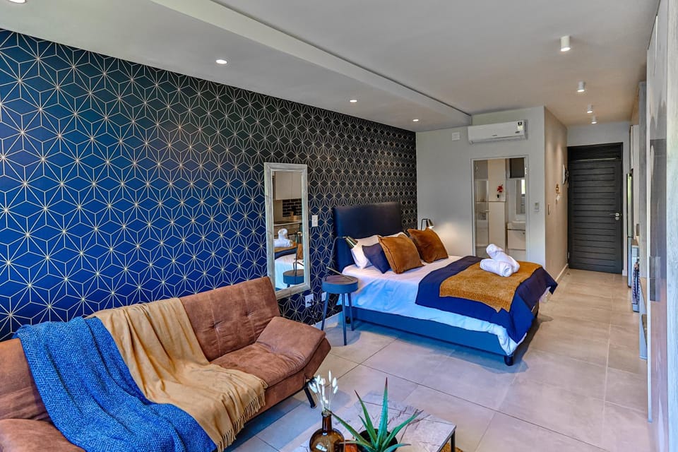 Bed, Living room, Photo of the whole room, Seating area, Bedroom, air conditioner