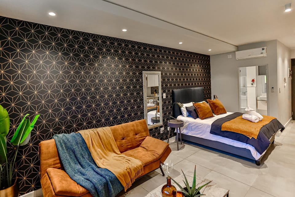 Bed, TV and multimedia, Living room, Photo of the whole room, Seating area, Bedroom, air conditioner