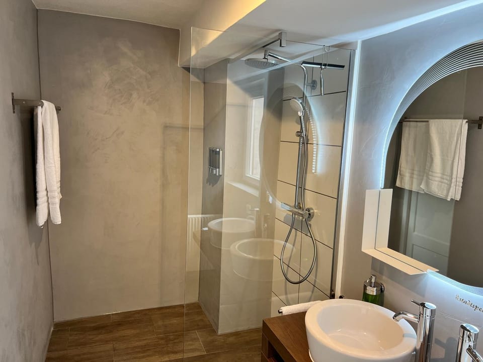 Shower, Bathroom, towels