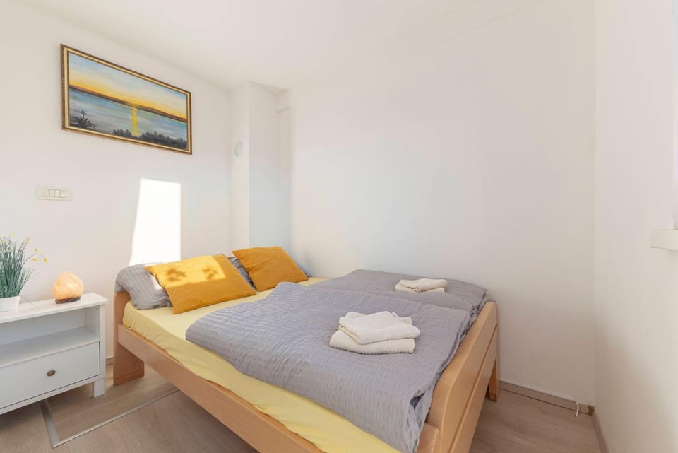 Bed, Decorative detail, Bedroom, towels