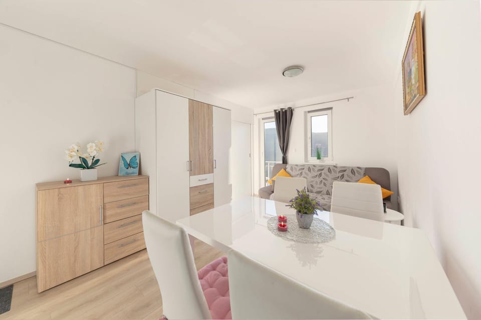 Living room, Seating area, Dining area, wardrobe