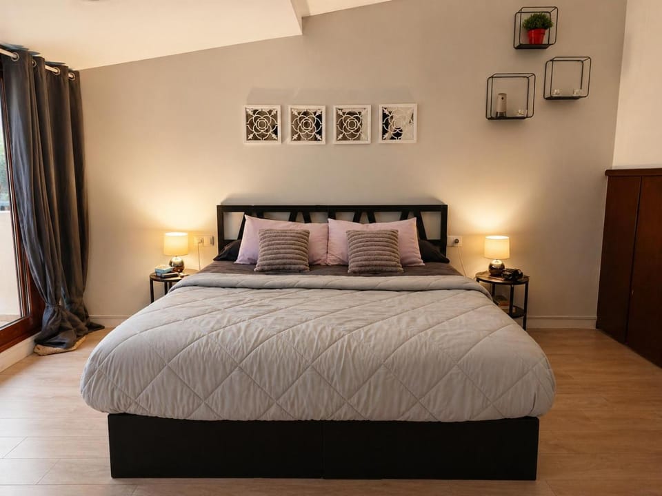 Bed, Photo of the whole room, Bedroom, furniture, air conditioner