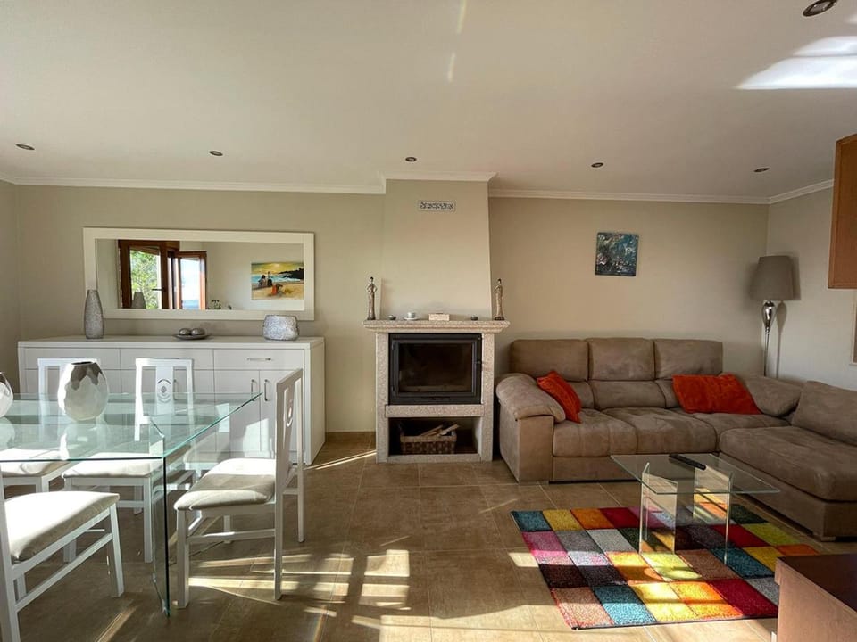 Living room, Seating area, Dining area, stove