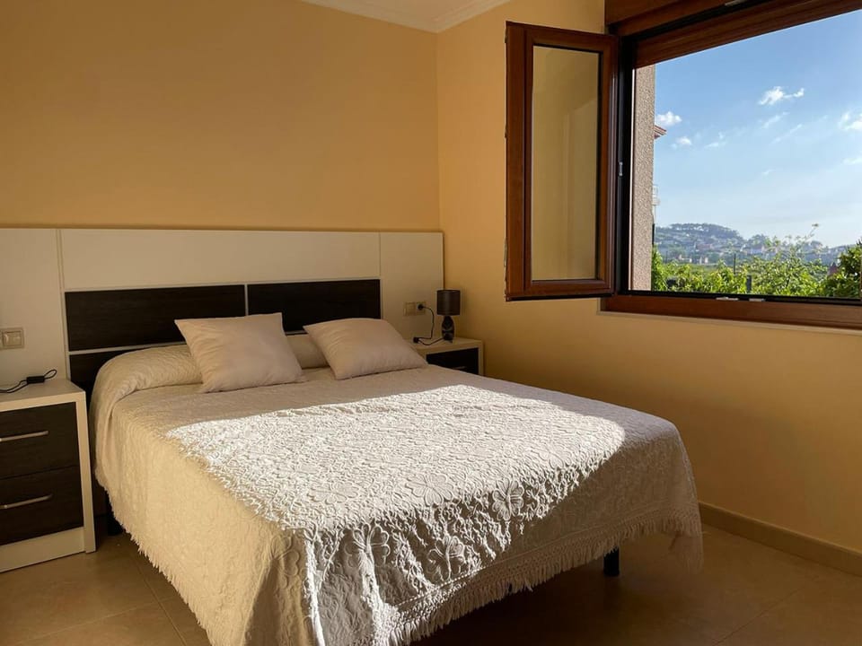 Bed, Natural landscape, Photo of the whole room, Bedroom, Mountain view