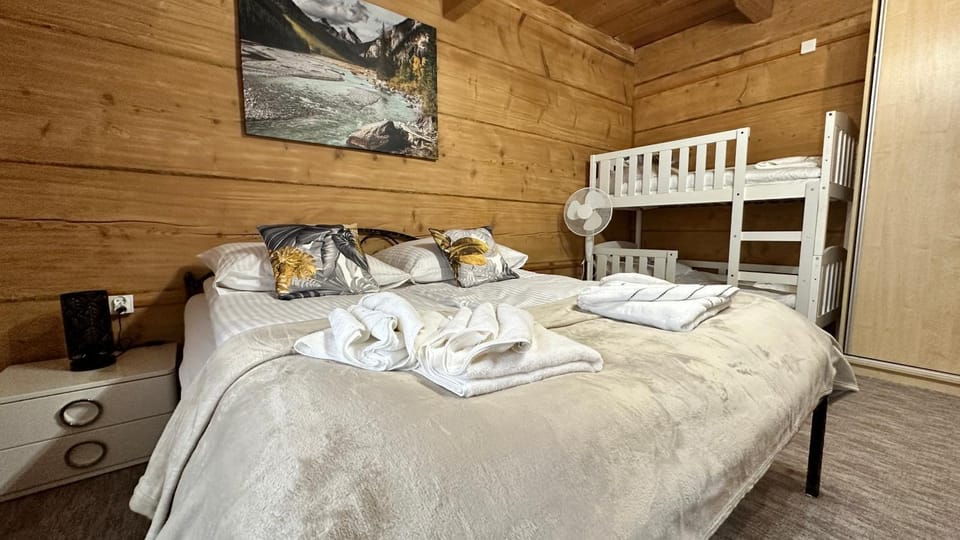 Bed, Photo of the whole room, Bedroom, towels