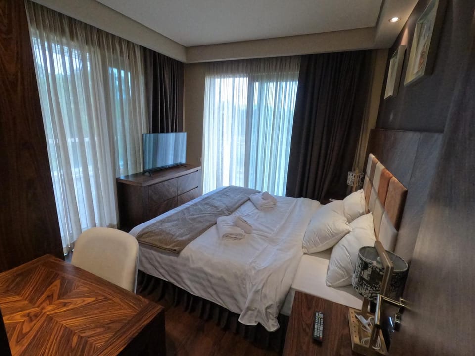 Bed, TV and multimedia, Bedroom, towels