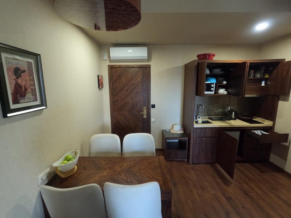 Kitchen or kitchenette, Living room, Seating area, Dining area, minibar, air conditioner
