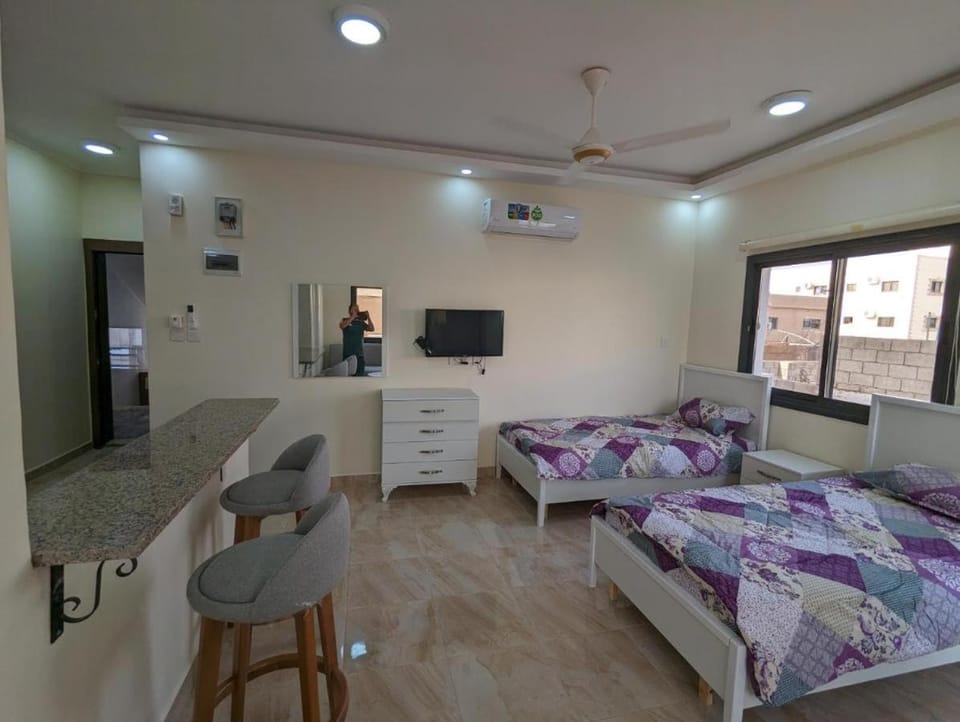 Bed, TV and multimedia, Photo of the whole room, Seating area, Bedroom, fireplace, air conditioner