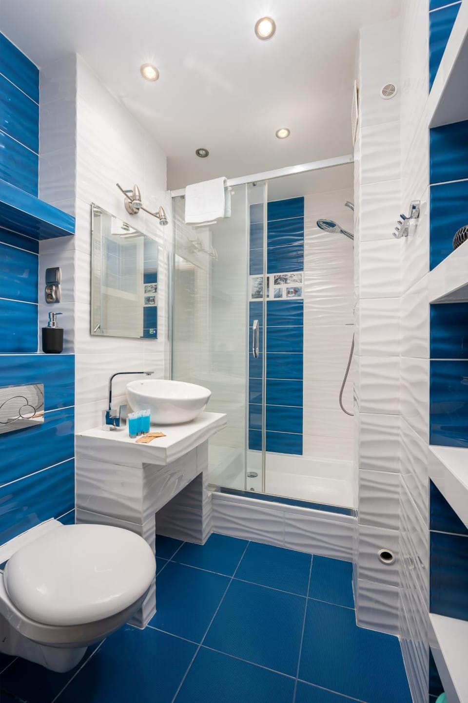 Shower, Toilet, Bathroom, towels