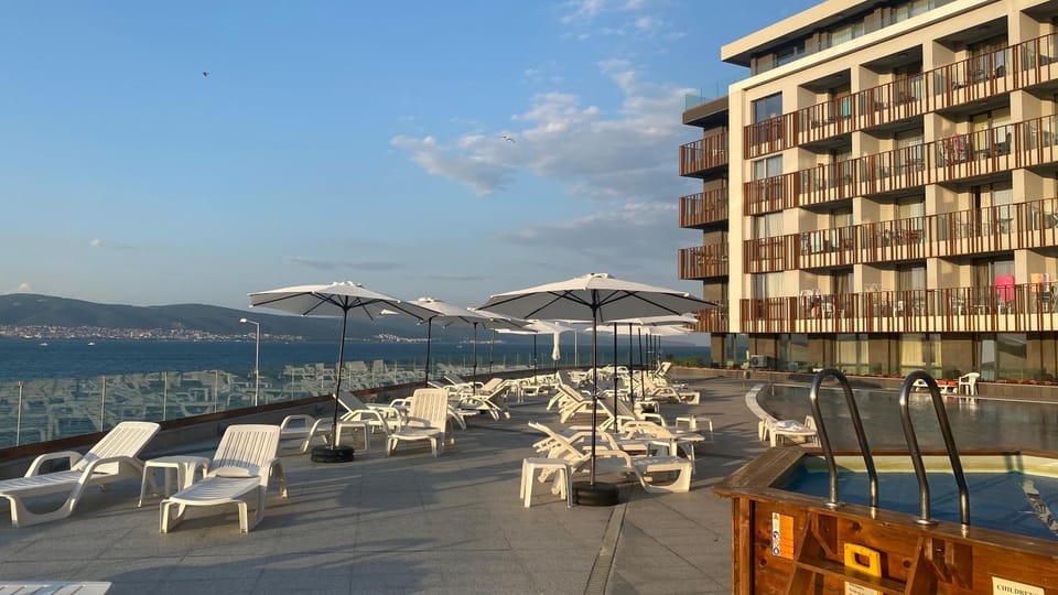 Property building, Day, Natural landscape, View (from property/room), Balcony/Terrace, Lake view, Mountain view, River view, Sea view, sunbed