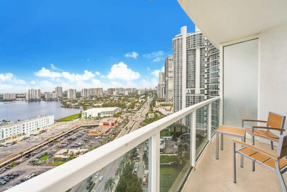 Elegant Resort Studio with Breathtaking Views Apartment in Sunny Isles Beach