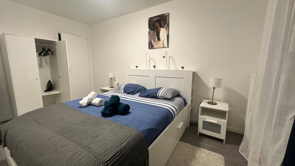 Bed, Photo of the whole room, Bedroom