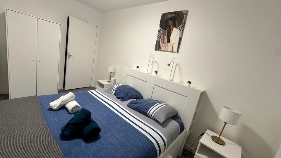 Bed, Photo of the whole room, wardrobe