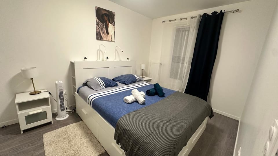 Bed, Photo of the whole room, Bedroom, towels