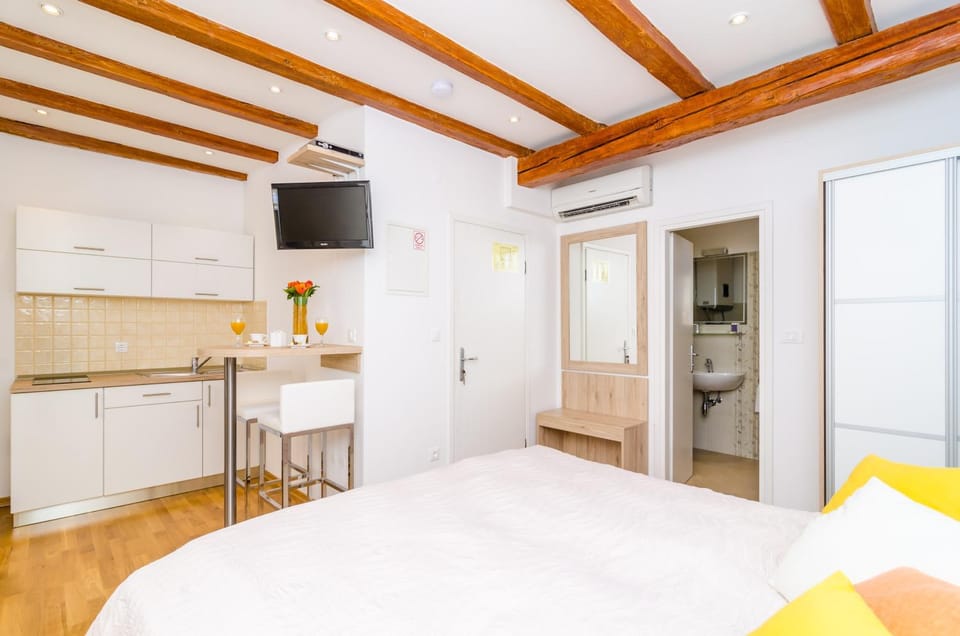 Bathroom, Kitchen or kitchenette, Dining area, Bedroom