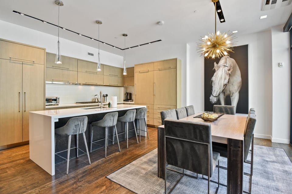 Kitchen or kitchenette, Dining area