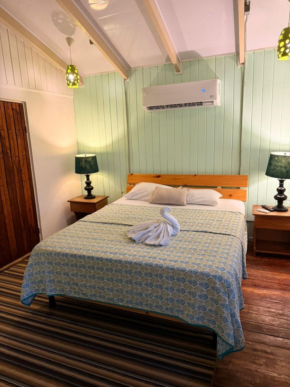 Bed, towels, air conditioner
