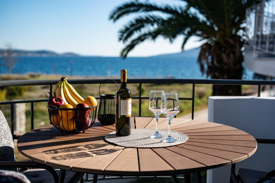 Natural landscape, View (from property/room), Balcony/Terrace, Food and drinks, Dining area, Sea view