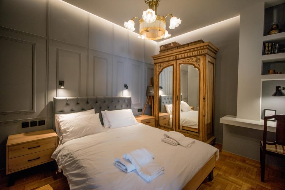 Photo of the whole room, Bedroom