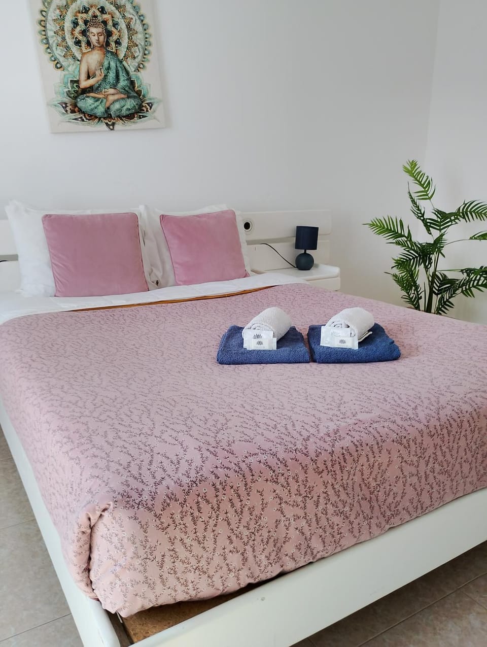 Bed, Bedroom, towels