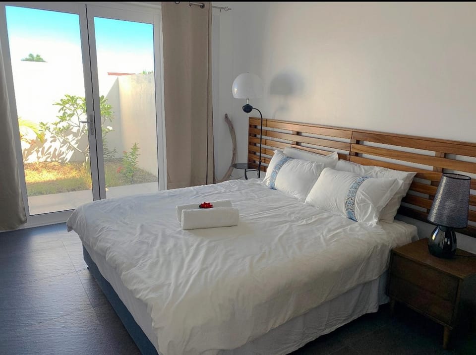 Property building, Bed, Bedroom, Swimming pool
