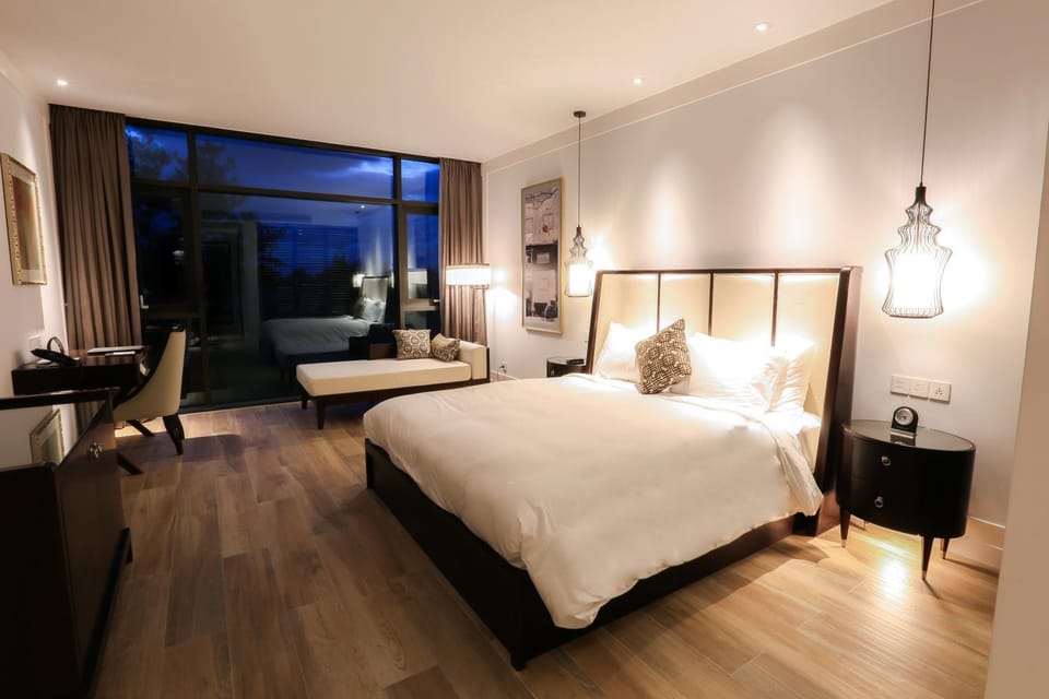 Bed, Golfcourse, View (from property/room), Photo of the whole room, Seating area, Bedroom, wardrobe
