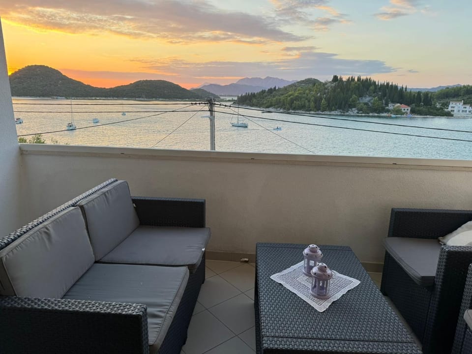 Beachside 2-Bed Bliss! Apartment in Dubrovnik-Neretva County