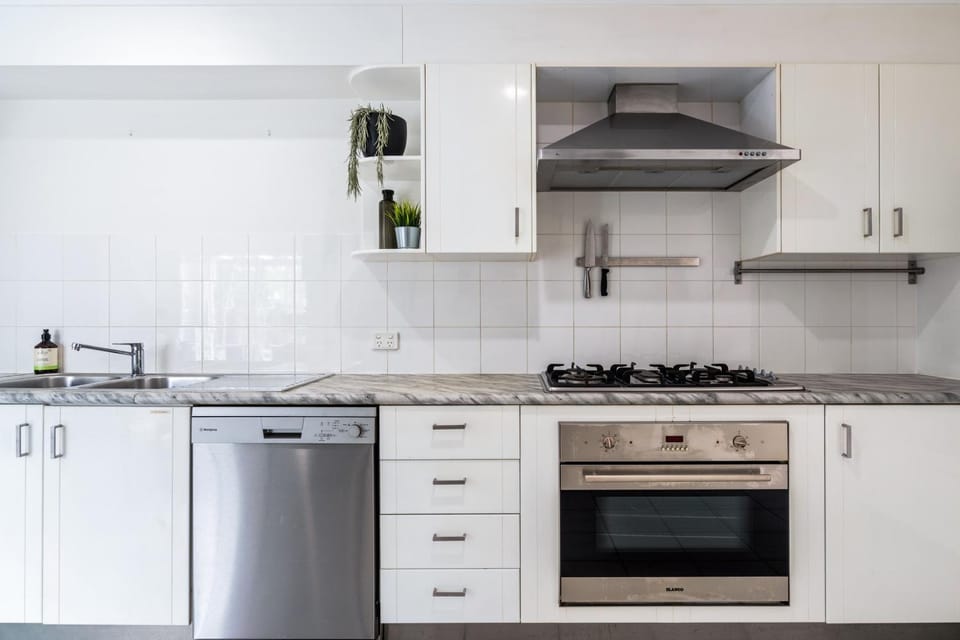 Kitchen or kitchenette, dishwasher, stove