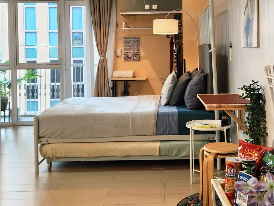 Bed, Seating area, Bedroom