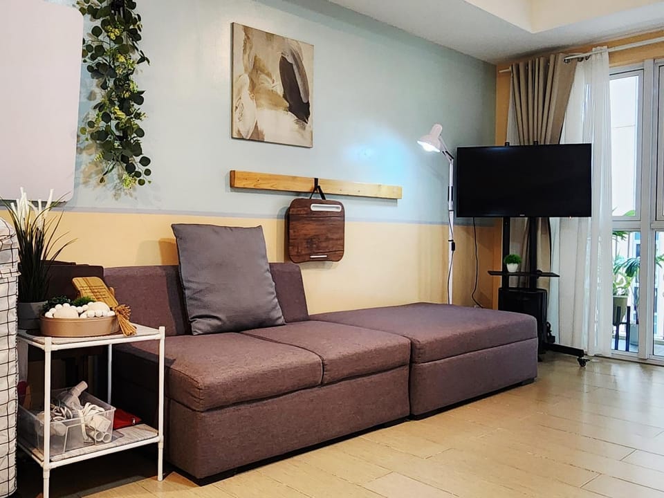 Communal lounge/ TV room, TV and multimedia, Living room, Seating area, Evening entertainment