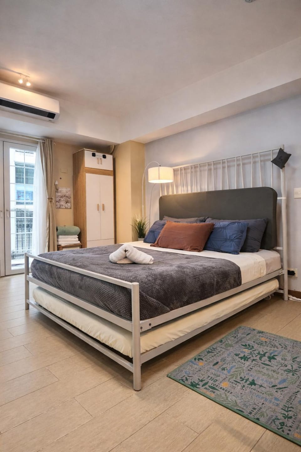 Bed, TV and multimedia, Living room, Seating area, Bedroom, air conditioner