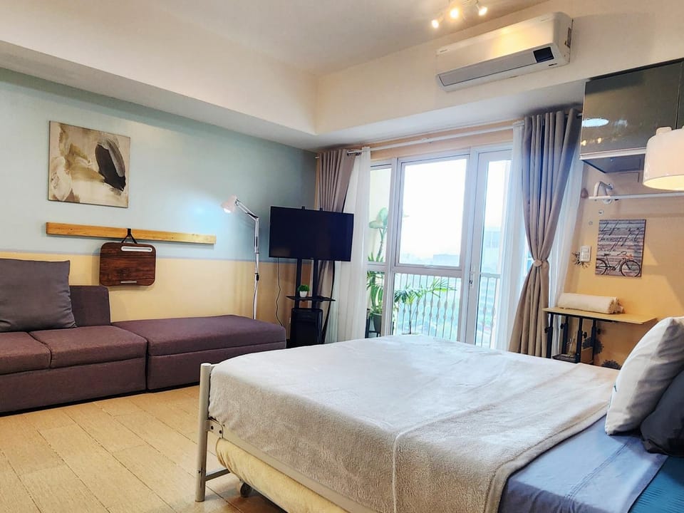 Bed, TV and multimedia, Living room, Seating area, Bedroom, air conditioner