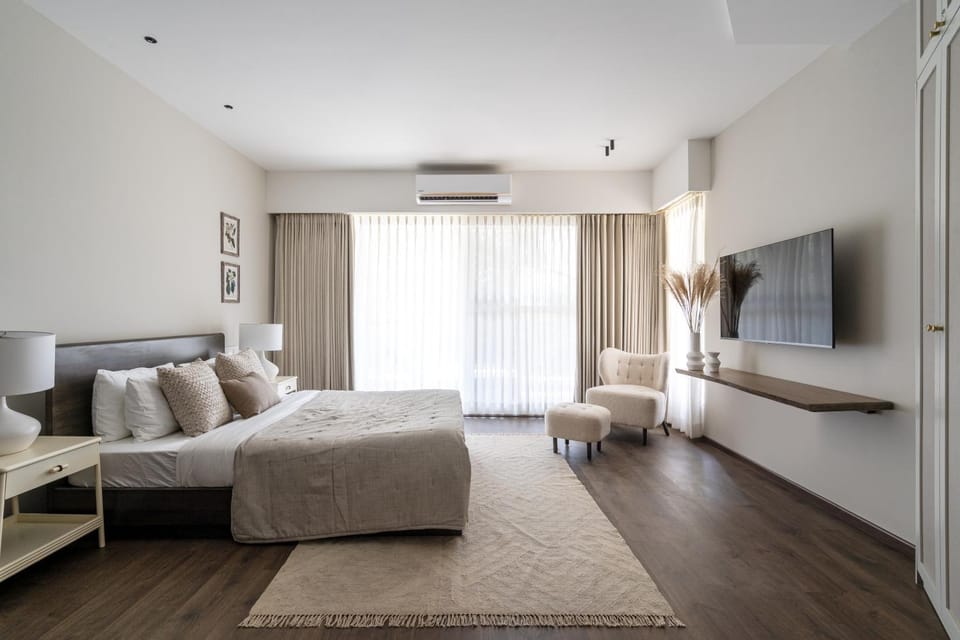 Bed, TV and multimedia, Photo of the whole room, Seating area, Bedroom, air conditioner