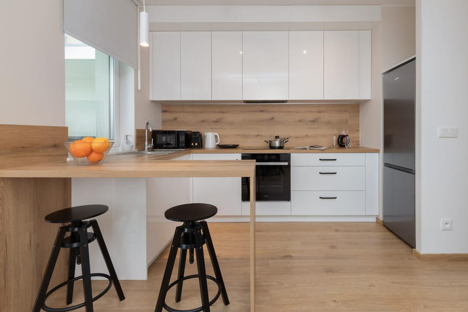 Kitchen or kitchenette, minibar, stove