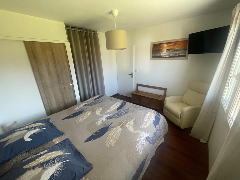 Bed, TV and multimedia, Photo of the whole room, Bedroom, wardrobe