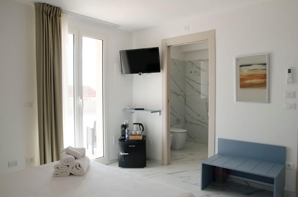 Bed, Bathroom, TV and multimedia, Photo of the whole room, Bedroom, towels