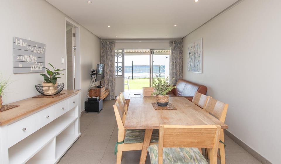 TV and multimedia, Kitchen or kitchenette, Living room, Seating area, Dining area