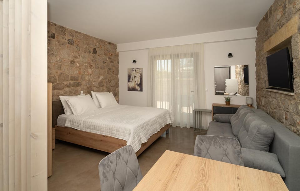 Bed, TV and multimedia, Living room, Seating area, Bedroom