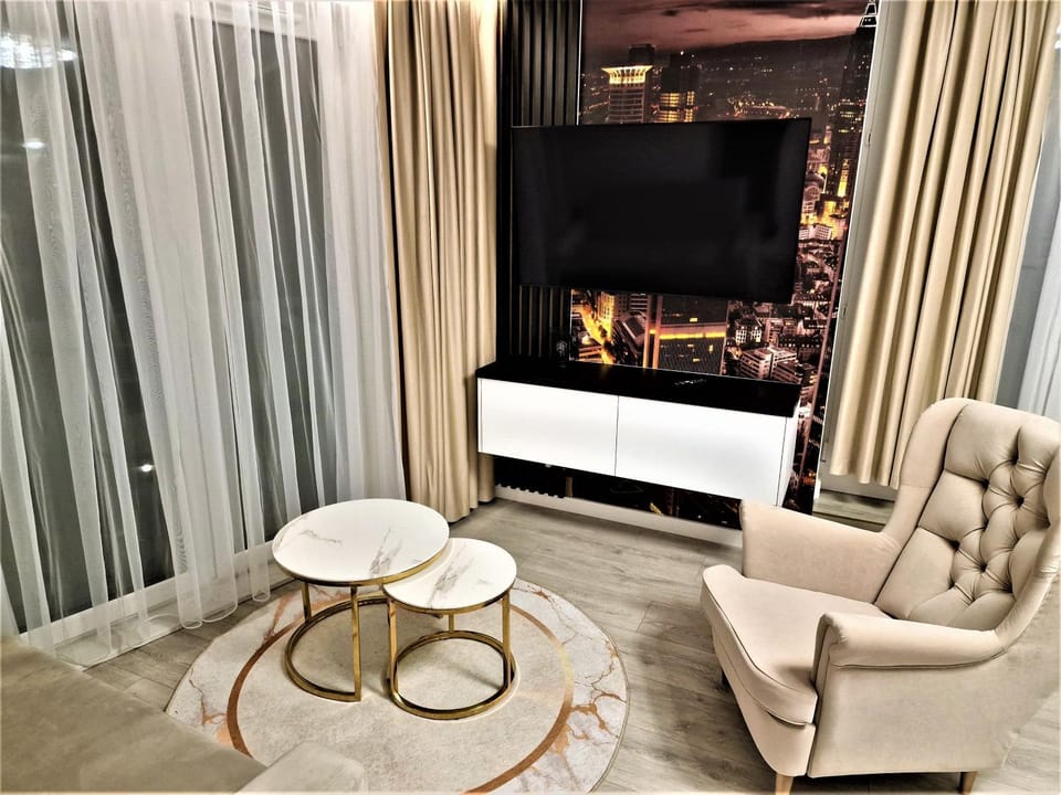Communal lounge/ TV room, TV and multimedia, Living room, Seating area, Evening entertainment