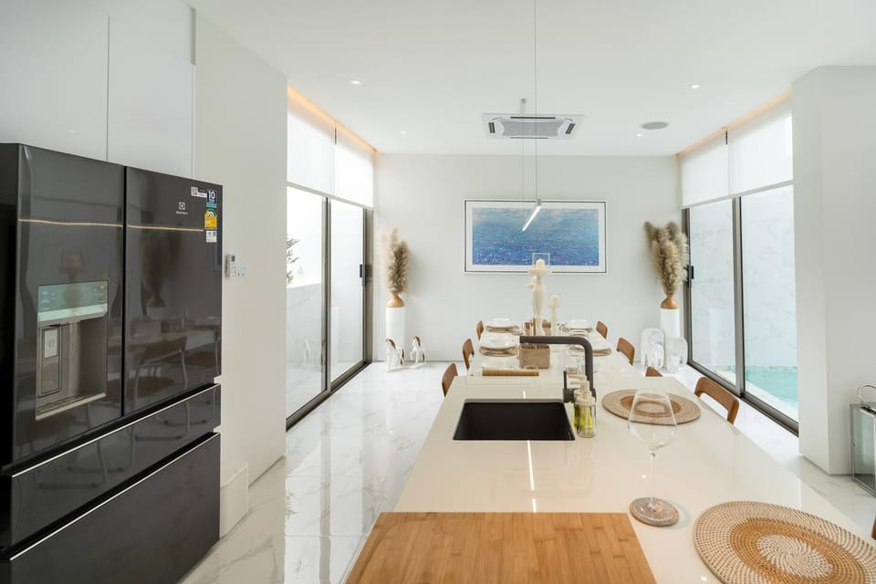 Kitchen or kitchenette, Dining area
