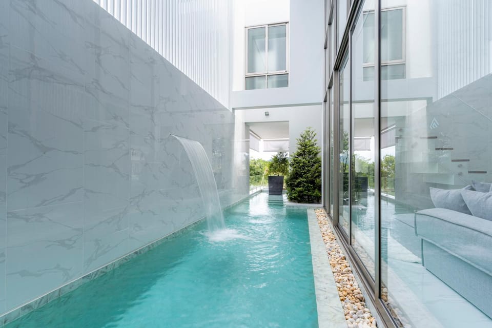 Day, Swimming pool
