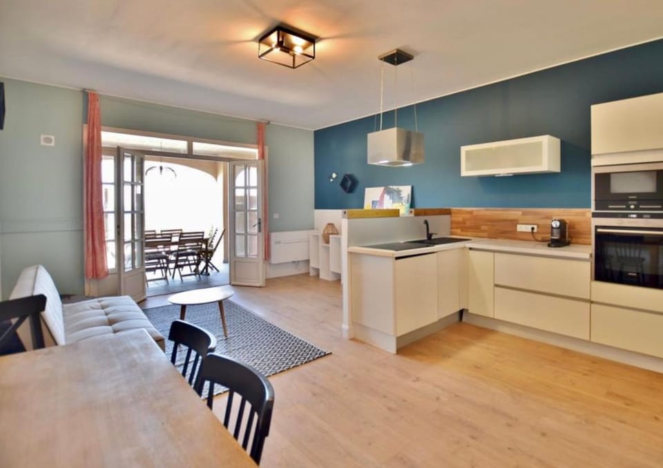 Kitchen or kitchenette, Living room, Seating area