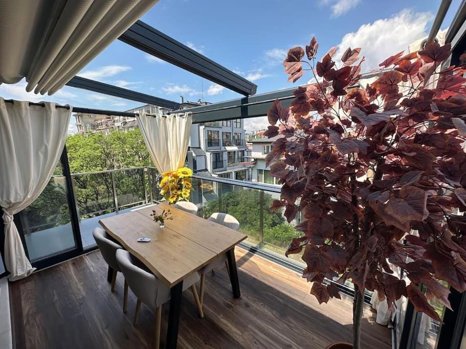 Prime Location! Outdoor Dining! Apartment in Varna