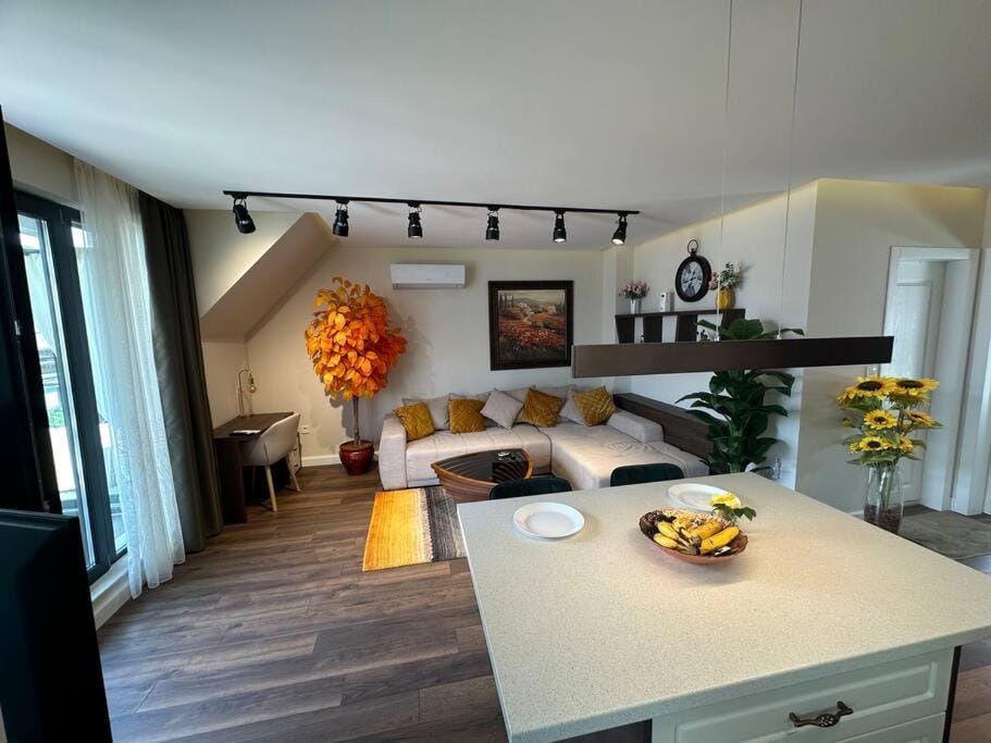 Prime Location! Outdoor Dining! Apartment in Varna