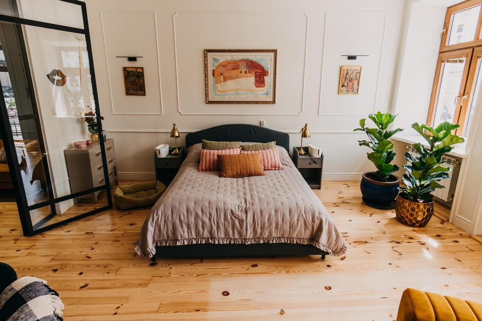 Bed, Seating area, Bedroom