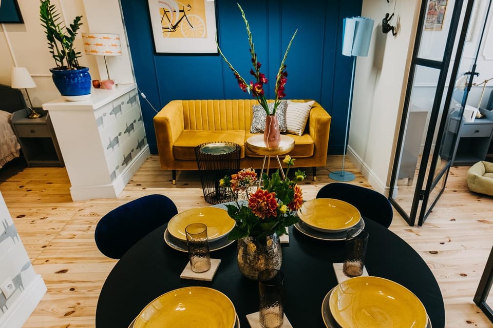 Kitchen or kitchenette, Seating area, Dining area